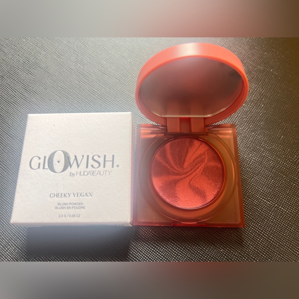 NIB GLOWISHby Huda cheeky vegan blush powder. Berry juicy